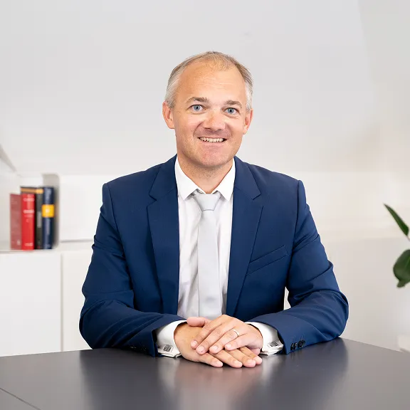 Portraitfoto von Dr. Georg Aichinger